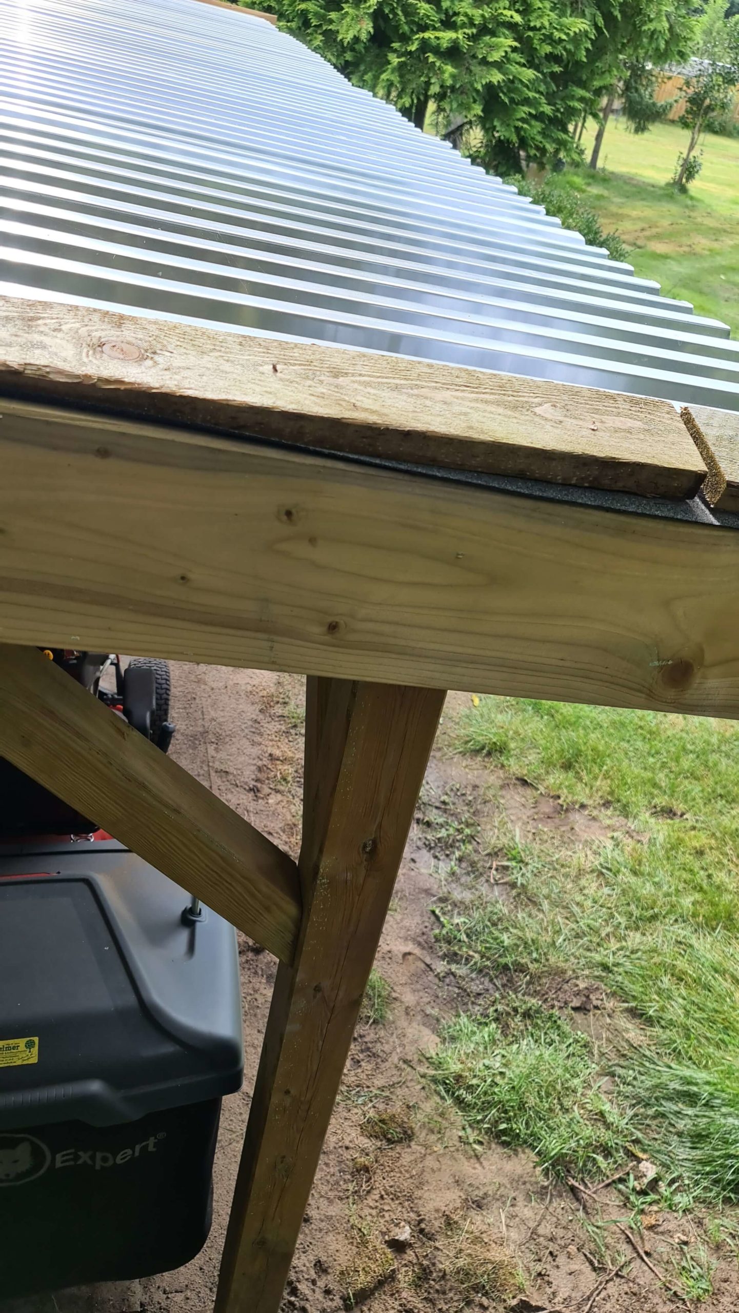 Domnik UG Professionelle anbringen eines Daches auf einem Carport